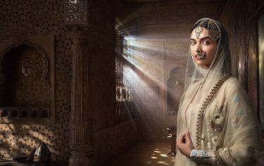 Лидия Вележева эротикалық көріністер Екі траннилер жопадағы жігітті трахает (видео)